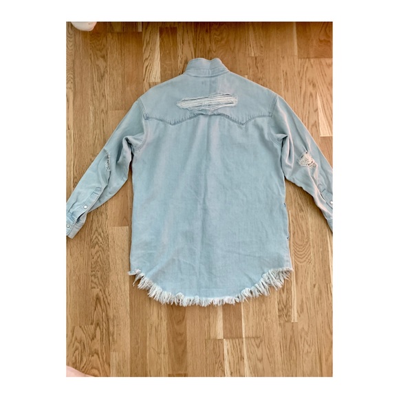 Levi’s Oversized Saooth Button Down Shirt - Picture 2 of 3